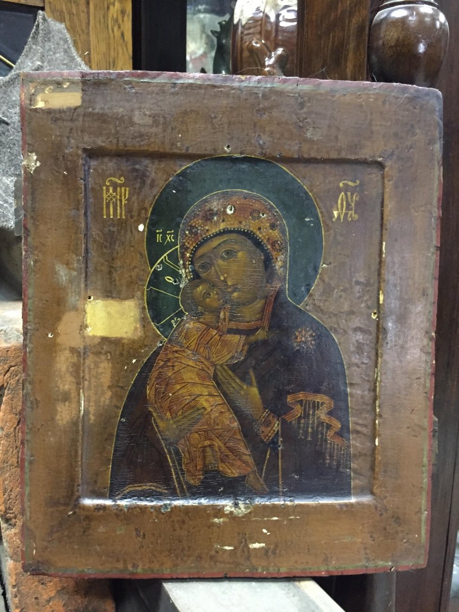 Икона Владимирской Божией Матери. Размеры: 31х26,5 см. Конец 17 века. В процессе реставрации.