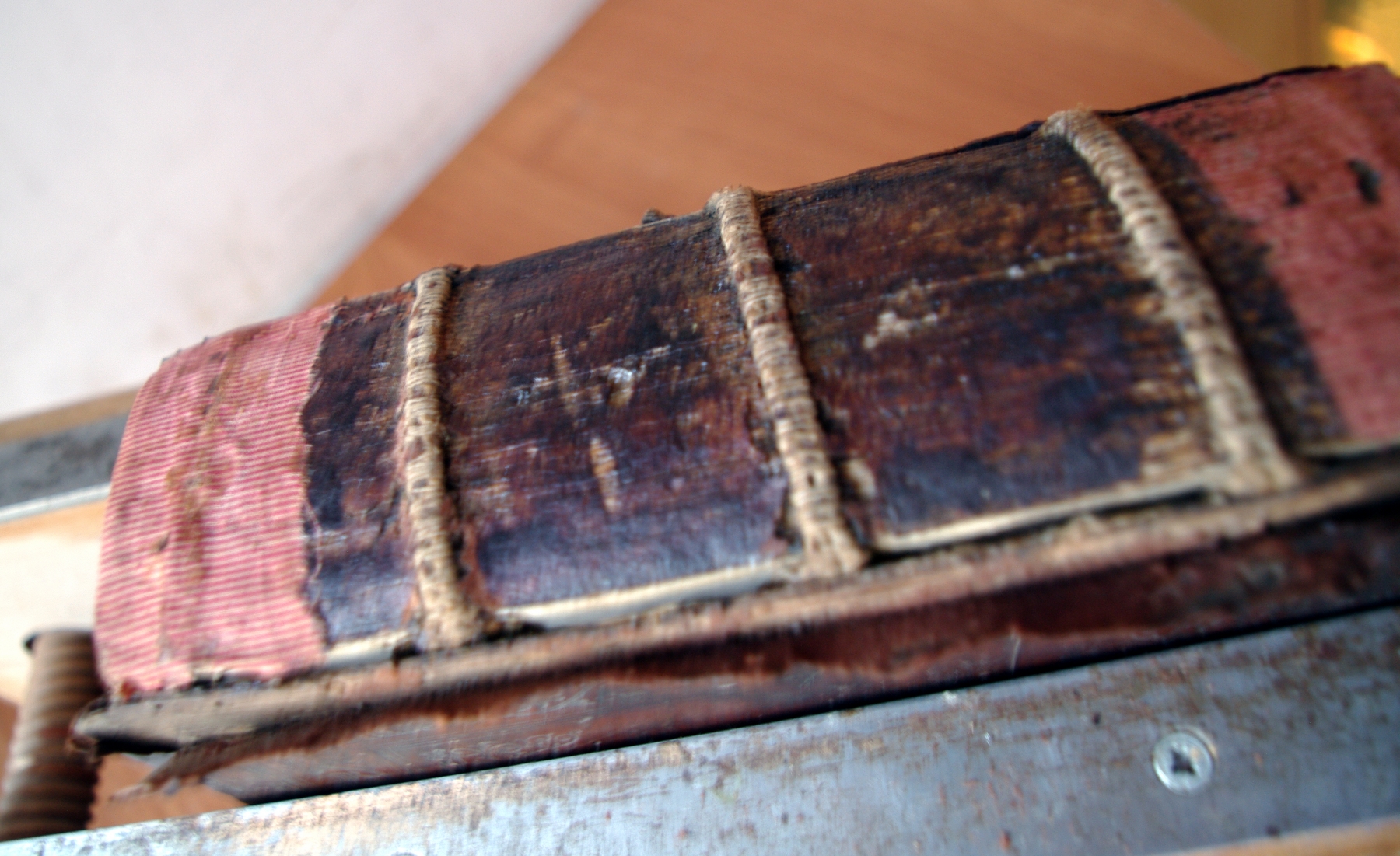 Псалтирь 19 века во время реставрации. Общий вид корешка со шнурами.