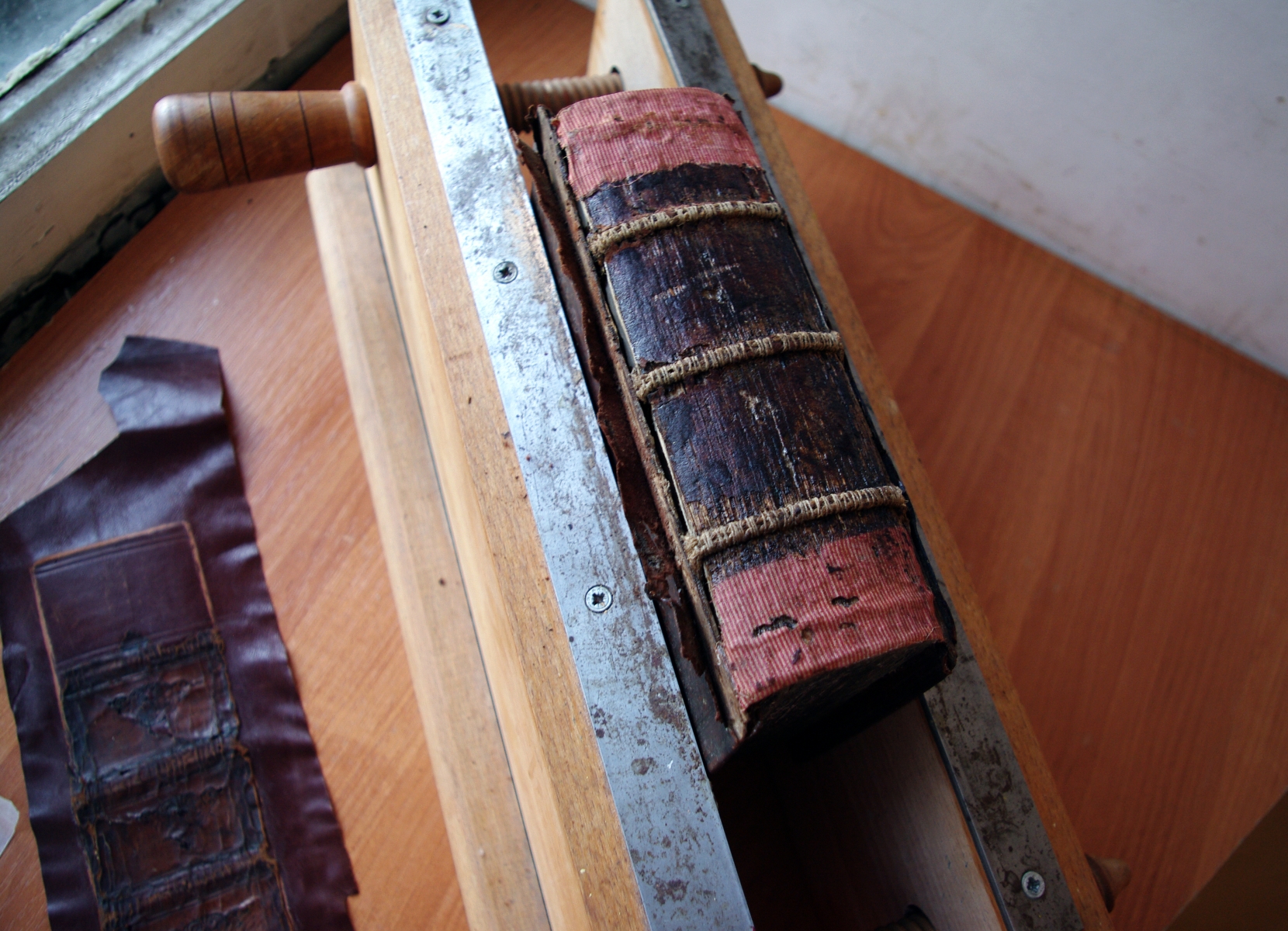 Псалтирь 19 века во время реставрации. Общий вид корешка со шнурами.